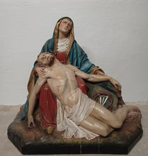 Load image into Gallery viewer, Piëta - Polychrom - met Arma Christi, de doornkroon en spijkers
